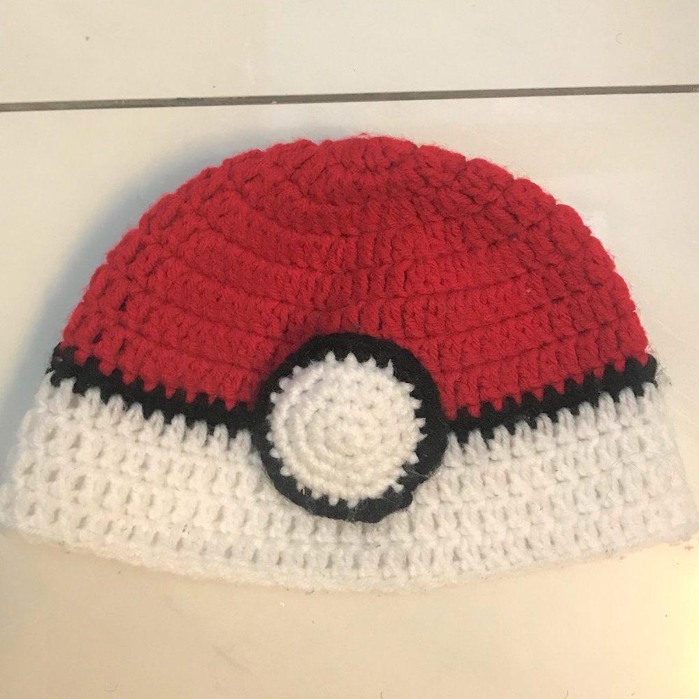 Crocheted Pokemon Poké Ball toque
